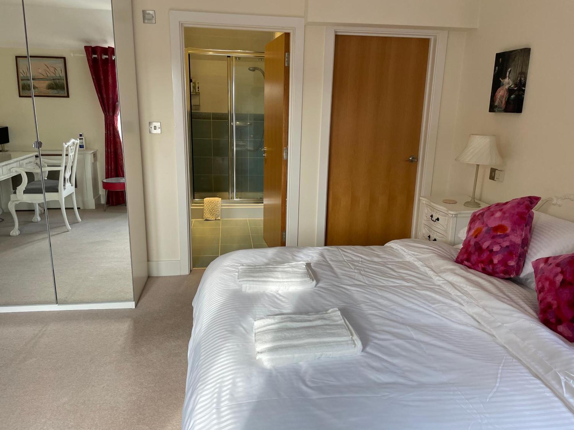 Top Floor En-Suite Double Bedrooms With Great View Of Windsor Castle & Free Parking מראה חיצוני תמונה