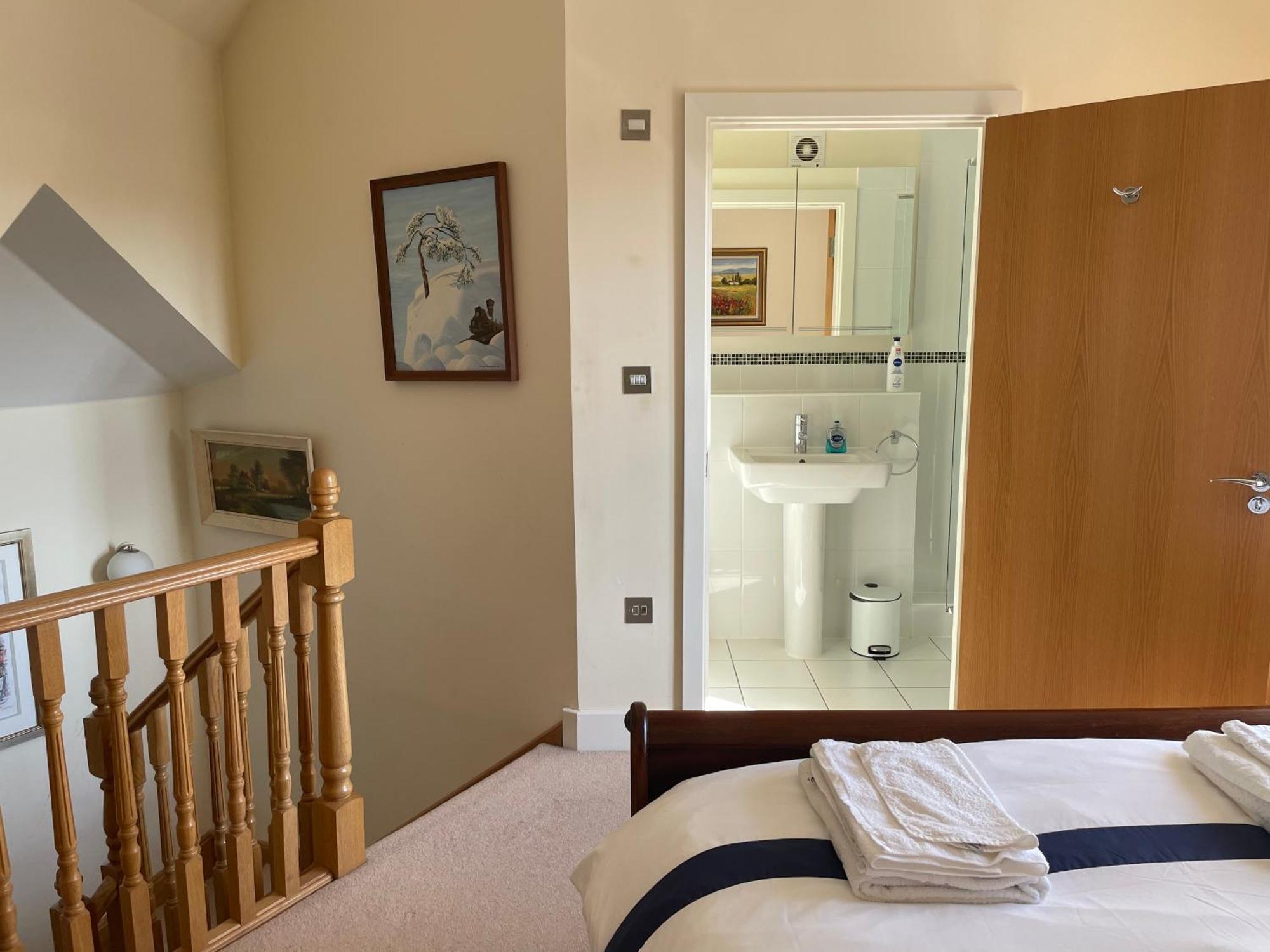 Top Floor En-Suite Double Bedrooms With Great View Of Windsor Castle & Free Parking מראה חיצוני תמונה